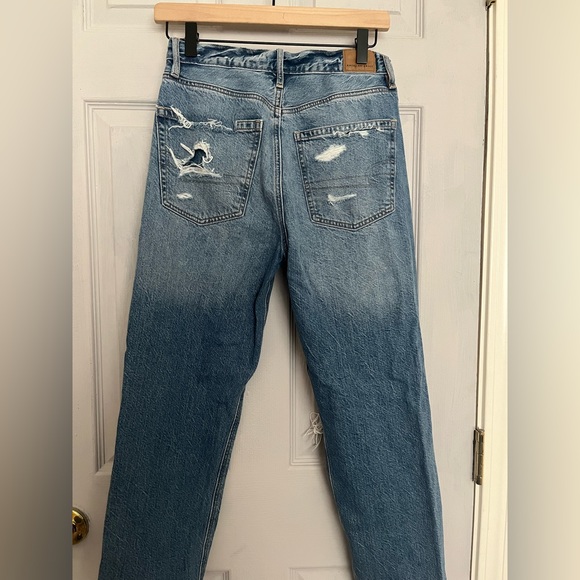 American Eagle: light wash ripped mom jeans, size 2 - Picture 2 of 2